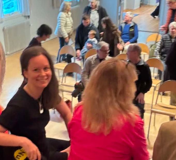 Matilda Hubinette och publik i Vassunda bygdegård