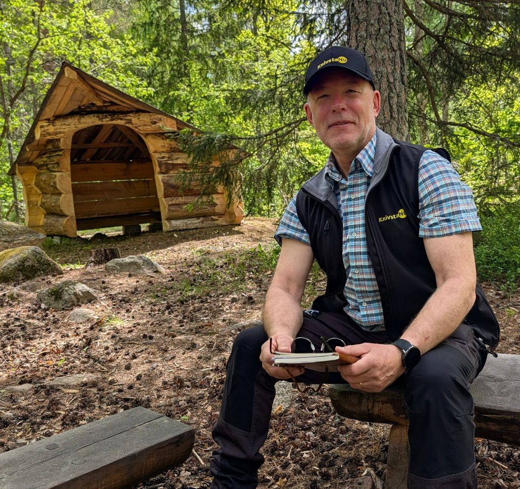 Mikael Rye-Danjelsen, ordf i SUN framför det fina vindfånget