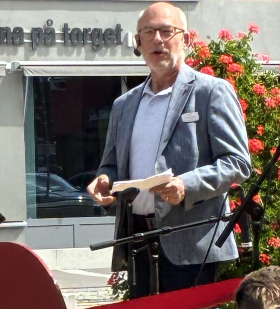 Mikael håller invigningstal