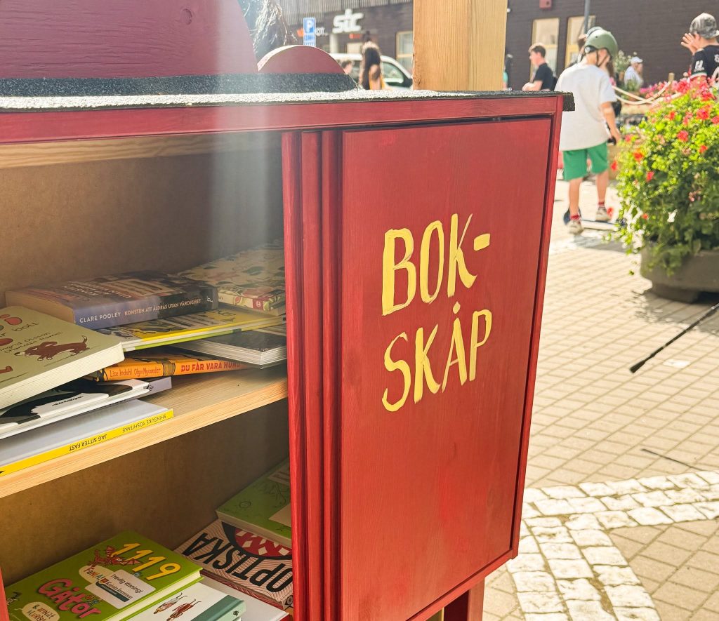 Bokskåp