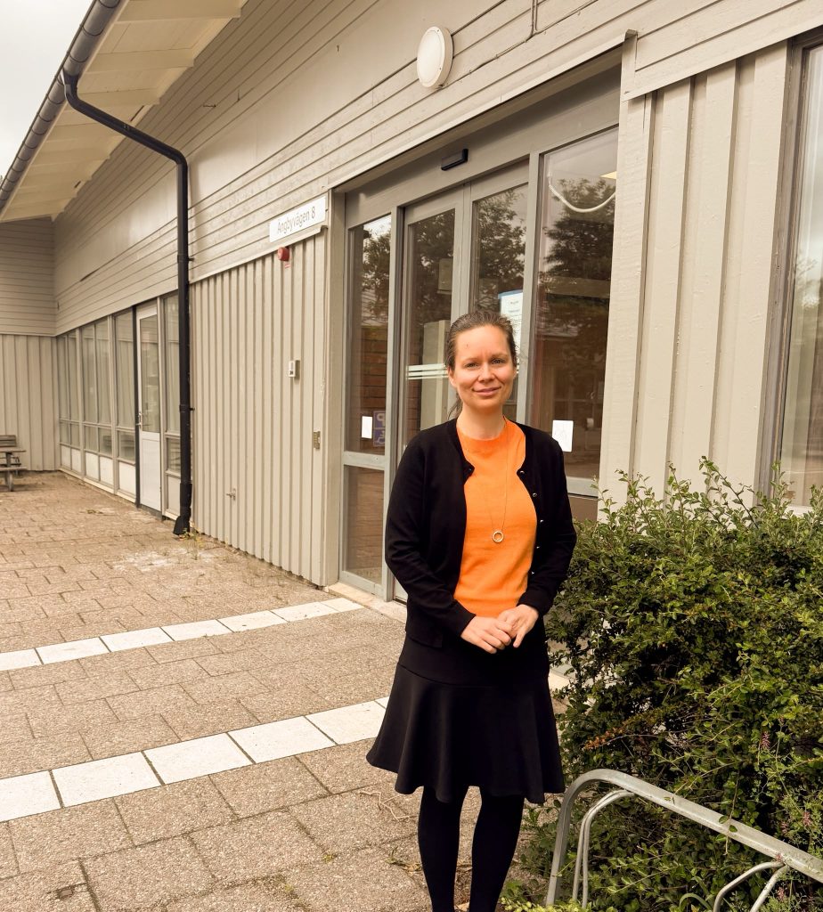 Matilda framför den tänkta platsen för en fritidsgård