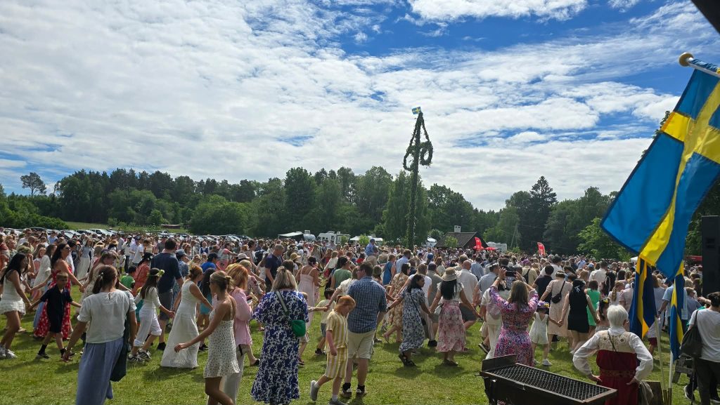 Dans runt midsommarstången