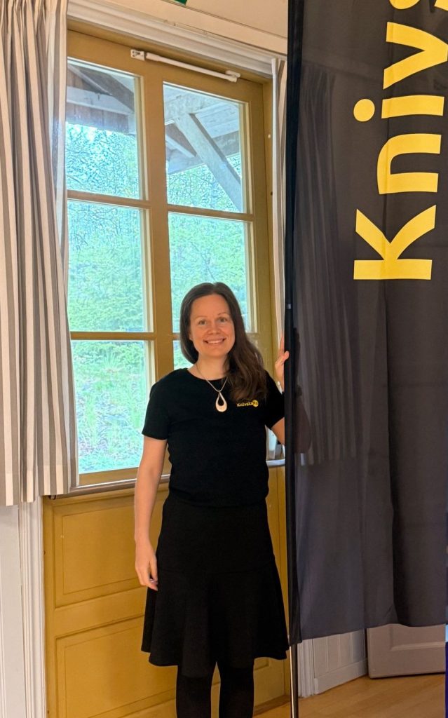 Matilda med Knivsta.Nu-flaggan